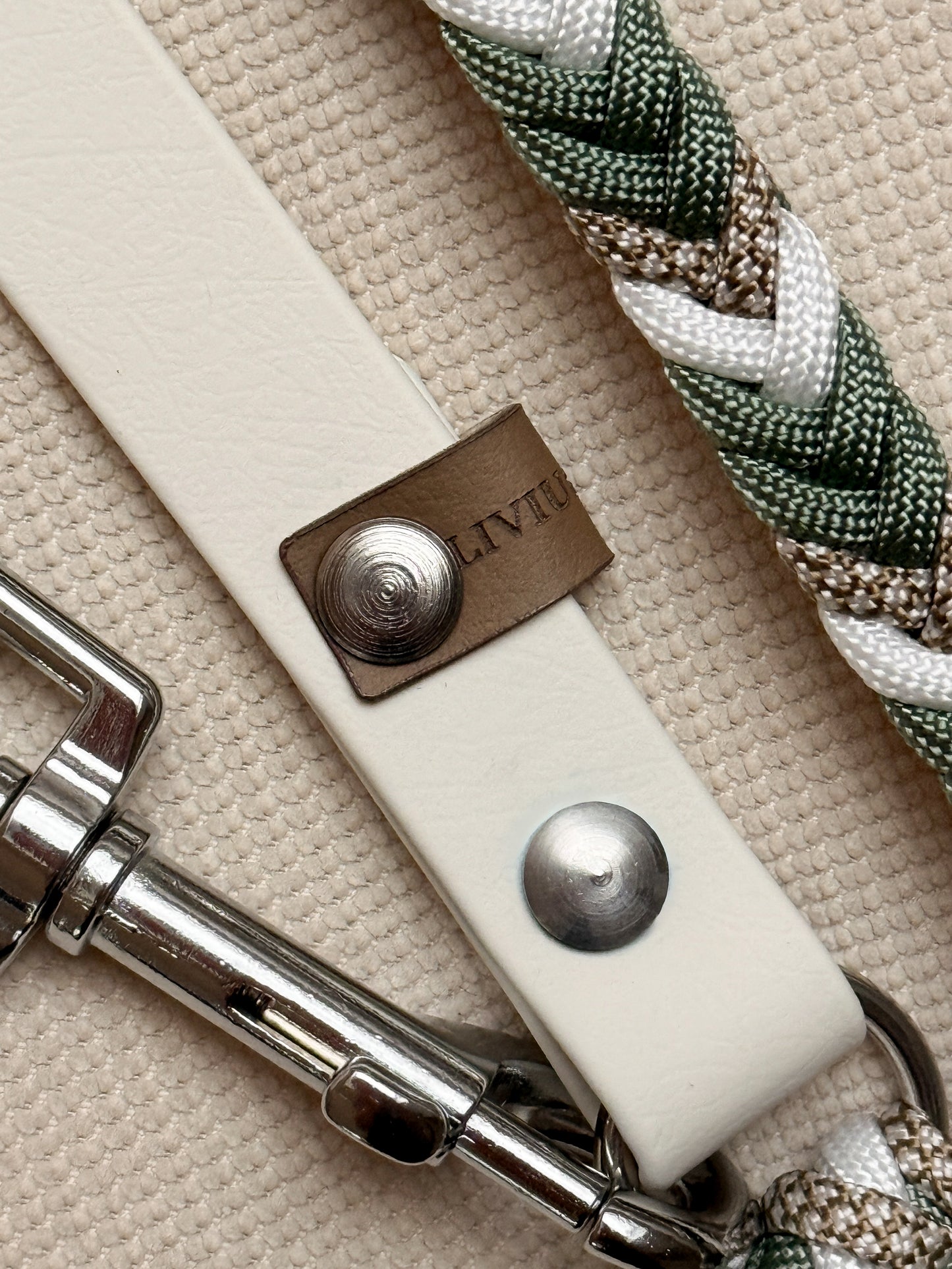 Leine Velaris im Foggy Grün, Weiß und Gold Braun/ Cream Diamonds mit Arctic Weißer Biothane