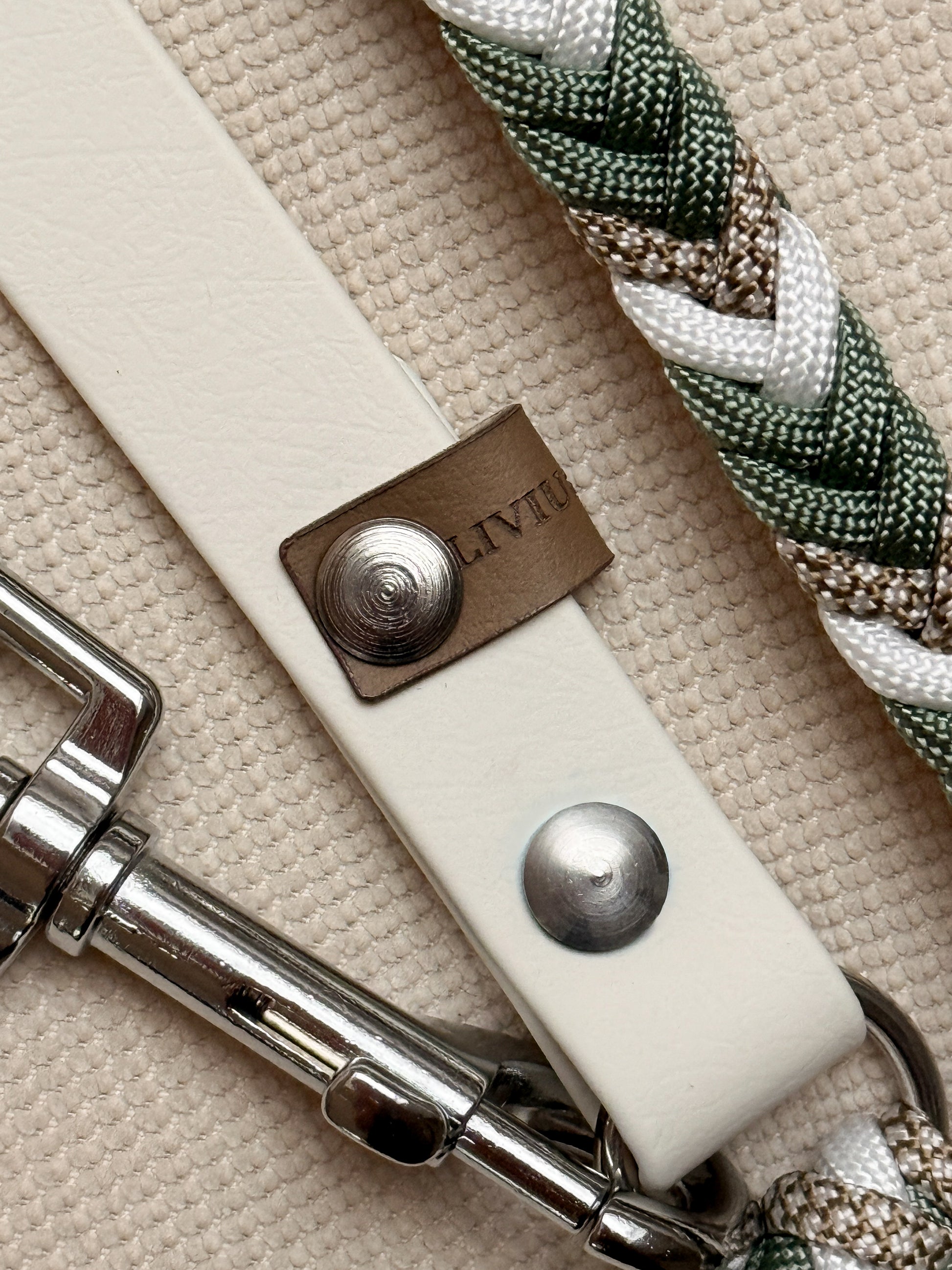 Leine Velaris im Foggy Grün, Weiß und Gold Braun/ Cream Diamonds mit Arctic Weißer Biothane