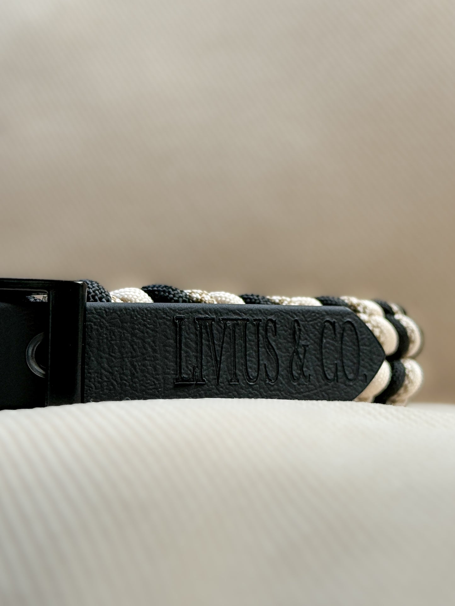 Nahaufnahme Halsband Antharis in Schwarz/ Beige