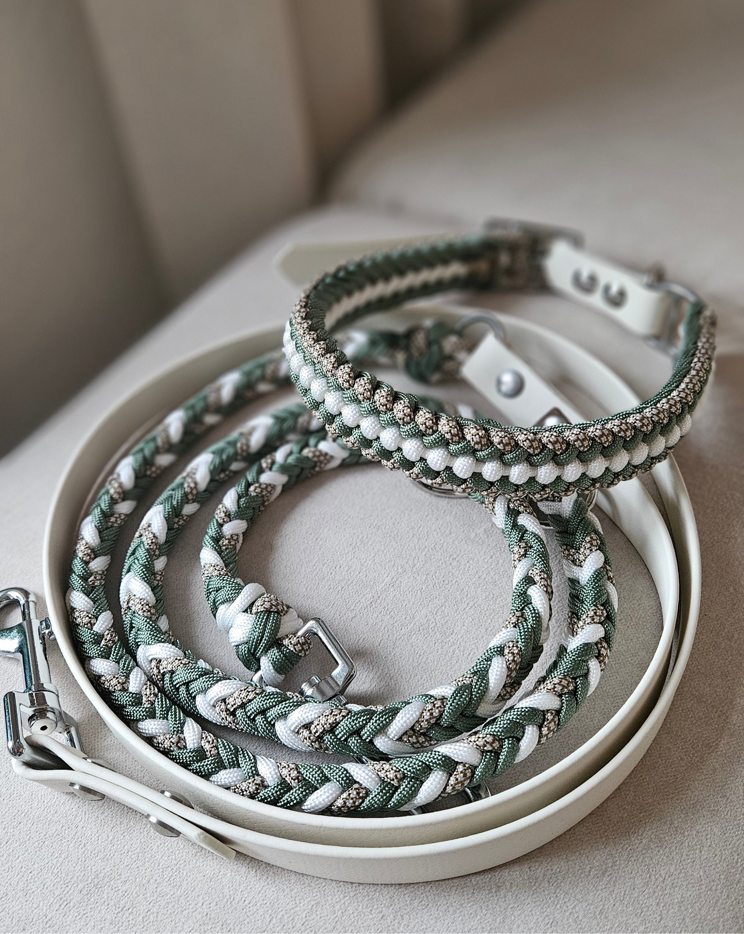 Leine Velaris im Foggy Grün, Weiß und Gold Braun/ Cream Diamonds mit Halsband Frieda in den passenden Farben