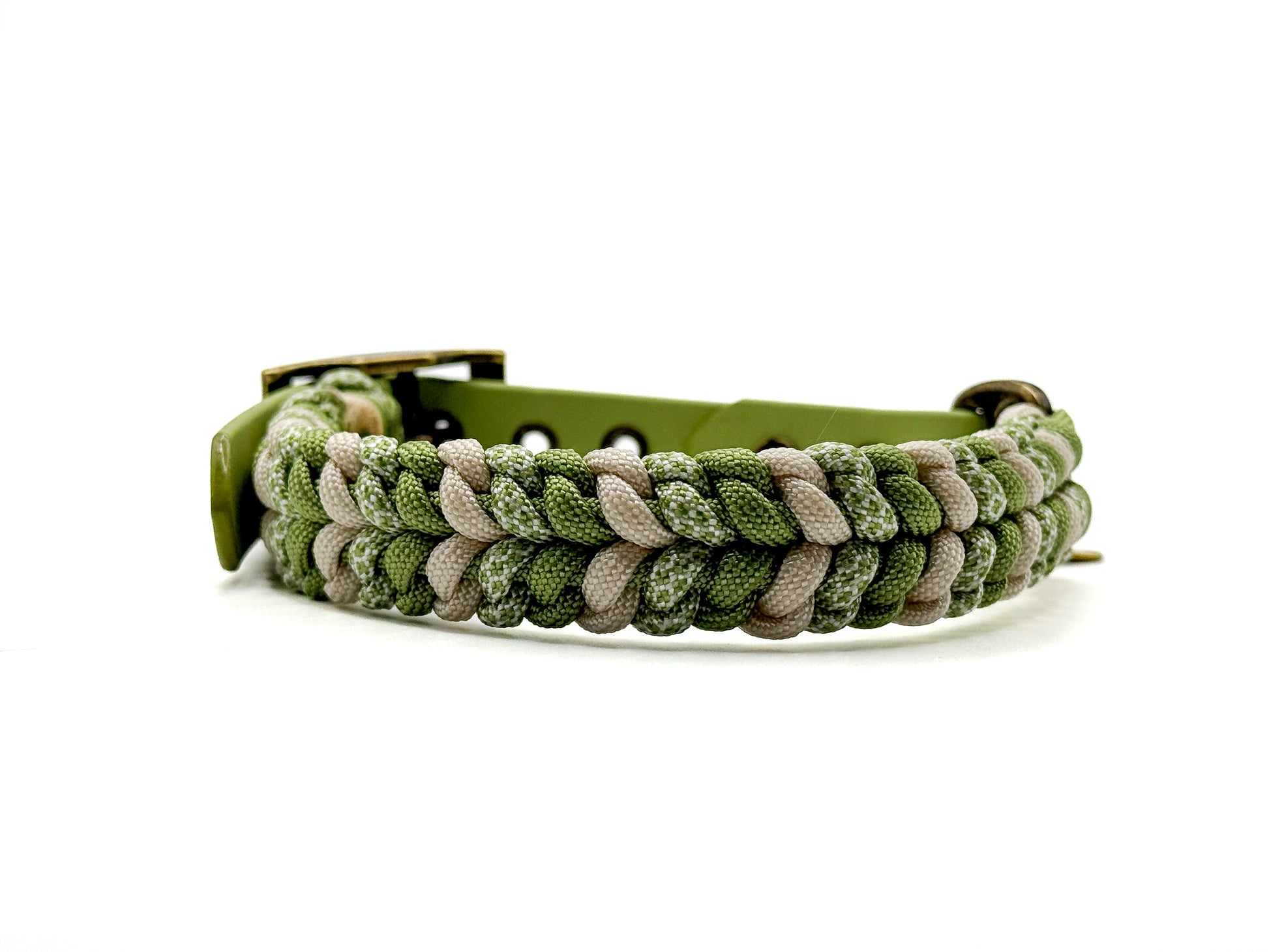 Handgefertigtes Halsband aus Paracord und Biothaneschnalle geflochten in cream und guacamolegrün. Mit Biothaneschnalle und antikfarbenen Beschlägen.