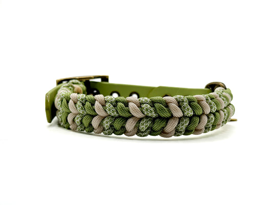 Handgefertigtes Halsband aus Paracord und Biothaneschnalle geflochten in cream und guacamolegrün. Mit Biothaneschnalle und antikfarbenen Beschlägen.