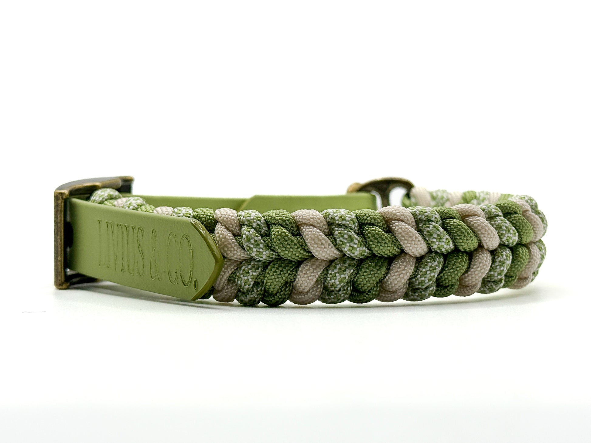 Handgefertigtes Halsband aus Paracord und Biothaneschnalle geflochten in cream und guacamolegrün. Mit Biothaneschnalle und antikfarbenen Beschlägen.