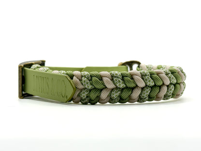 Handgefertigtes Halsband aus Paracord und Biothaneschnalle geflochten in cream und guacamolegrün. Mit Biothaneschnalle und antikfarbenen Beschlägen.
