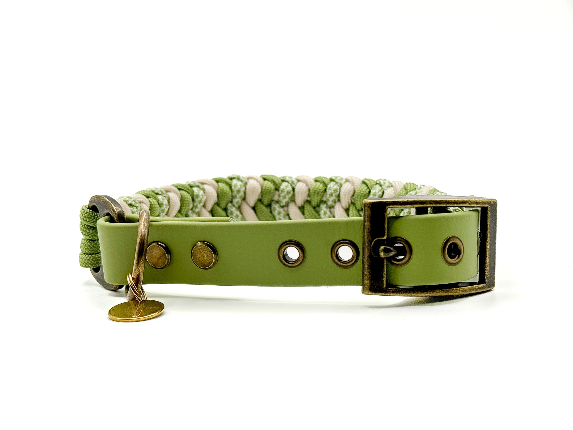 Handgefertigtes Halsband aus Paracord und Biothaneschnalle geflochten in cream und guacamolegrün. Mit Biothaneschnalle und antikfarbenen Beschlägen.
