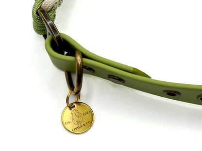 Handgefertigtes Halsband aus Paracord und Biothaneschnalle geflochten in cream und guacamolegrün. Mit Biothaneschnalle und antikfarbenen Beschlägen. Mit Logoanhänger