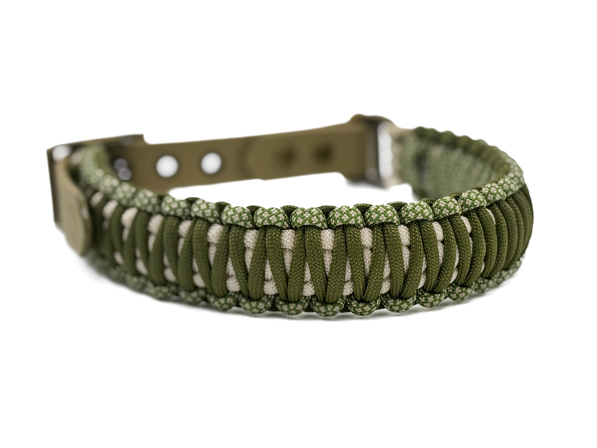 Handgefertigtes Halsband aus Paracord und Biothaneschnalle geflochten in cream und Grüntönen. Mit Biothaneschnalle und antikfarbene Beschlägen.