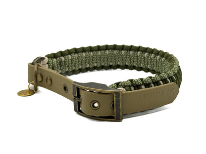 Handgefertigtes Halsband aus Paracord und Biothaneschnalle geflochten in cream und Grüntönen. Mit Biothaneschnalle und antikfarbene Beschlägen.