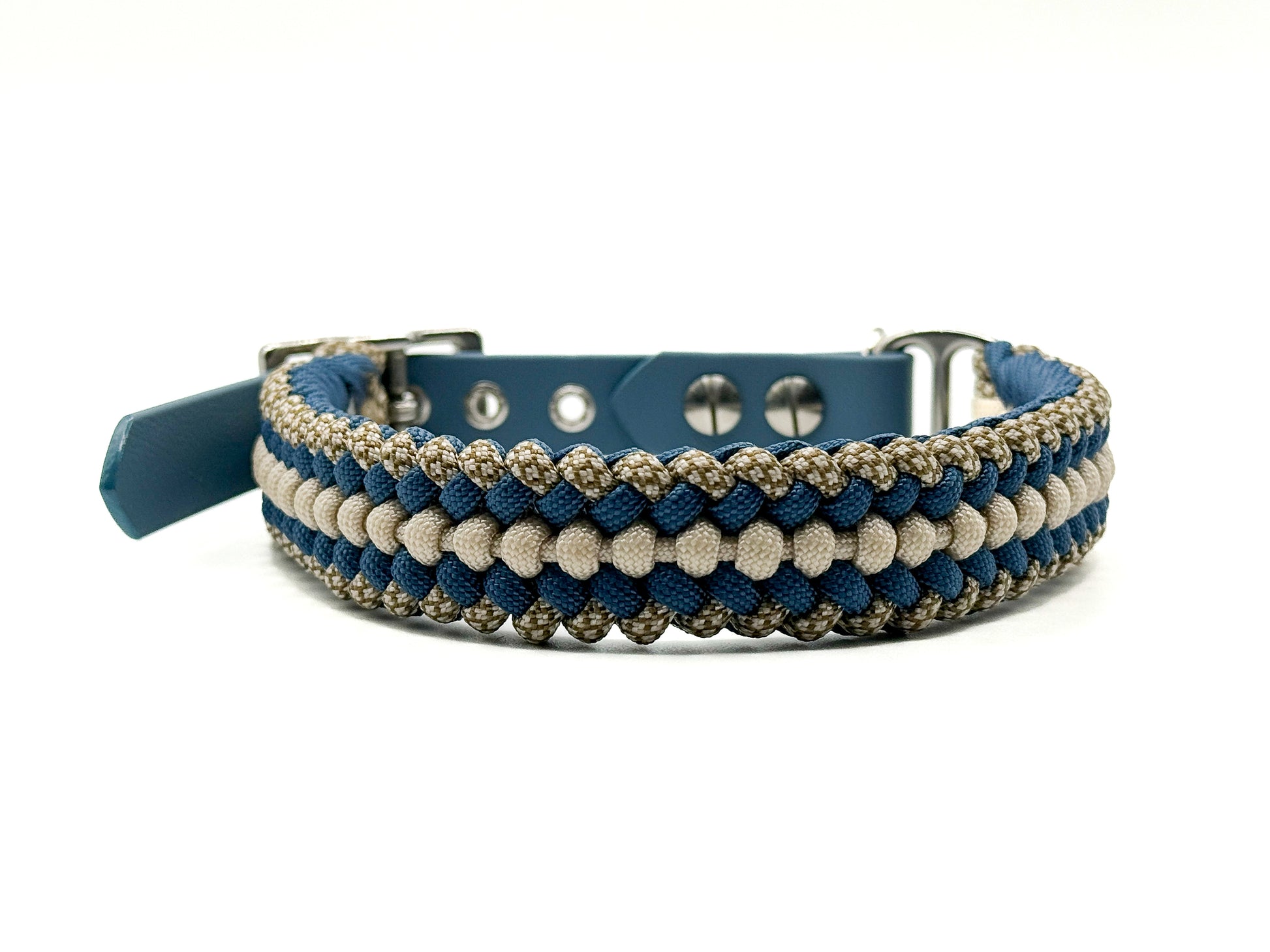 Handgefertigtes Halsband aus Paracord und Biothaneschnalle geflochten in cream und petrolblau. Mit Biothaneschnalle und silbernen Beschlägen.
