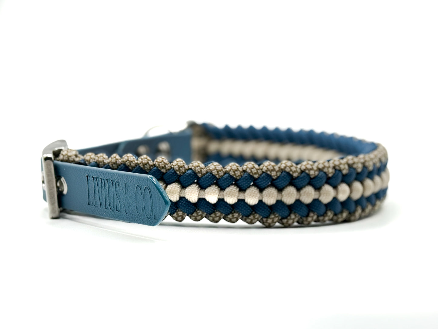 Handgefertigtes Halsband aus Paracord und Biothaneschnalle geflochten in cream und petrolblau. Mit Biothaneschnalle und silbernen Beschlägen.