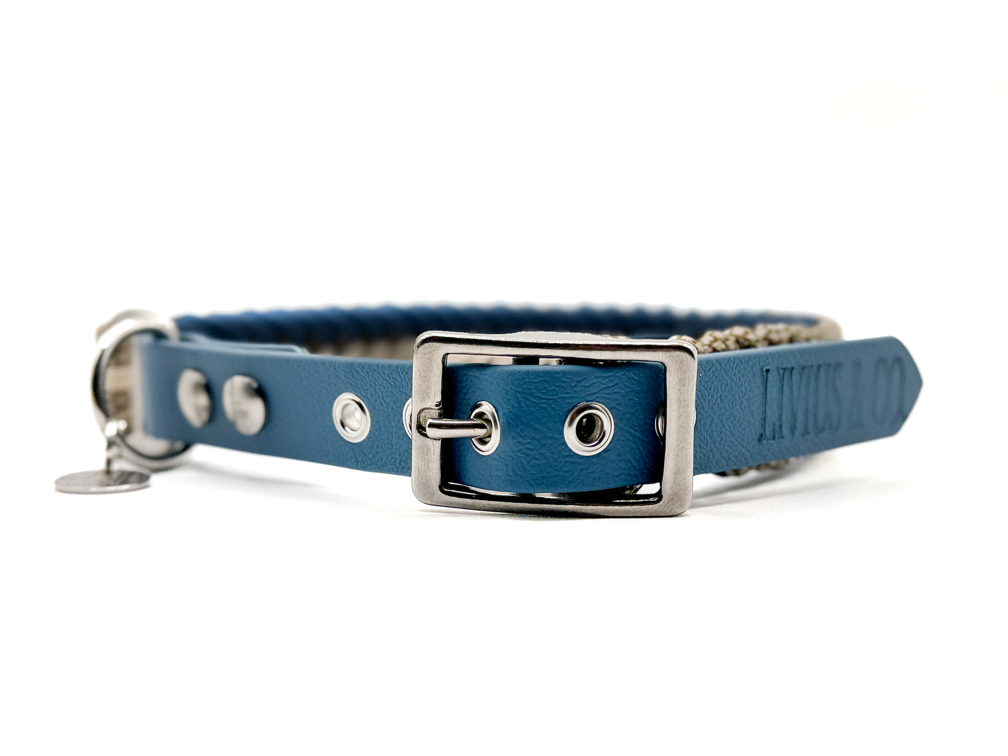 Handgefertigtes Halsband aus Paracord und Biothaneschnalle geflochten in cream und petrolblau. Mit Biothaneschnalle und silbernen Beschlägen.