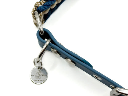 Handgefertigtes Halsband aus Paracord und Biothaneschnalle geflochten in cream und petrolblau. Mit Biothaneschnalle und silbernen Beschlägen. Mit Logoanhänger.