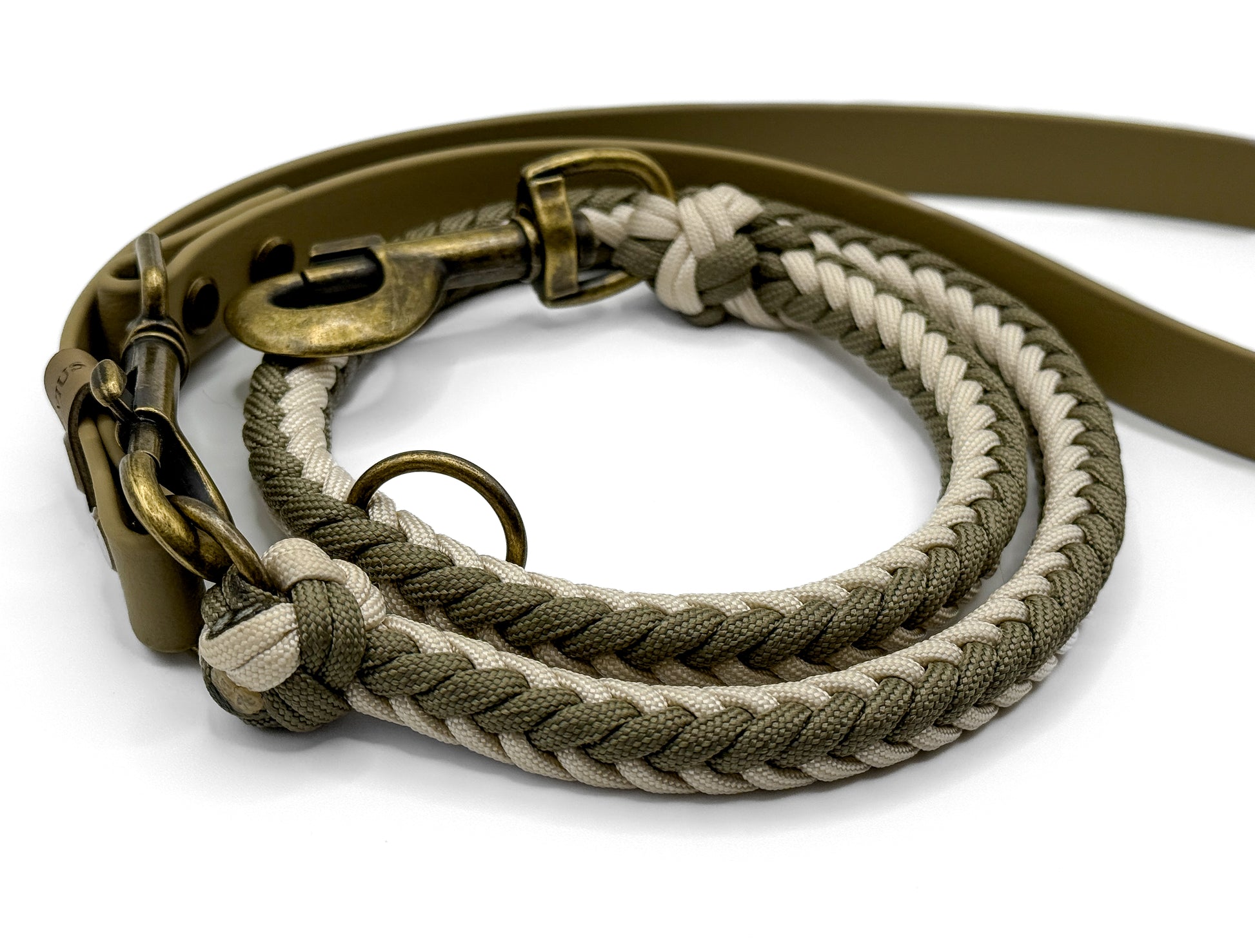 Handgefertigte Hundeleine aus Paracord und Biothane in Creamund Olivtönen mit antik-messingfarbenen Karabinern und 2 Ringen.