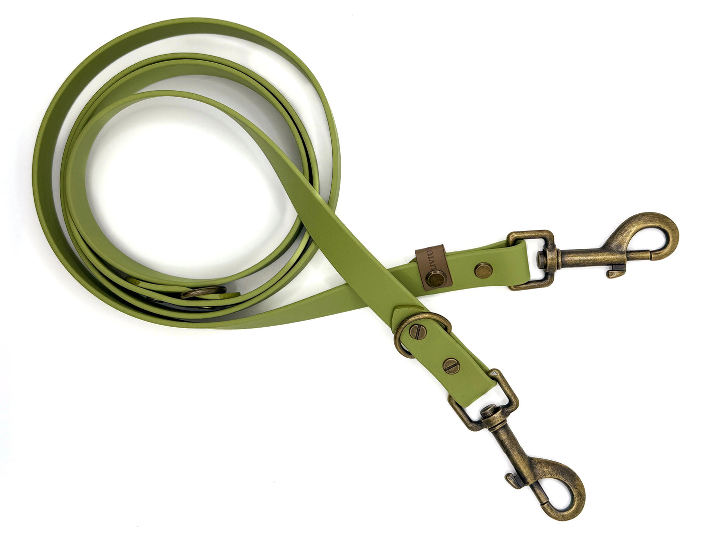 Handgefertigte Hundeleine aus Biothane in Guacamolegrün mit 2 antikfarbenen Karabinern und 2 Ringen.