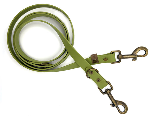 Handgefertigte Hundeleine aus Biothane in Guacamolegrün mit antikfarbenen Karabinern und 2 Ringen.