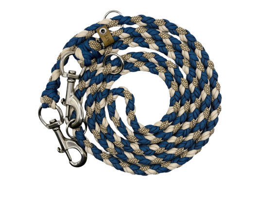 Handgefertigte Hundeleine aus robustem Paracord in Blau, Beige und Naturtönen mit 2 stabilen Metallkarabinern und 3 Metallringen – hochwertig und langlebig.