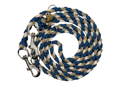Handgefertigte Hundeleine aus robustem Paracord in Blau, Beige und Naturtönen mit 2 stabilen Metallkarabinern und 3 Metallringen – hochwertig und langlebig.