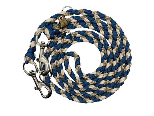 Handgefertigte Hundeleine aus robustem Paracord in Blau, Beige und Naturtönen mit 2 stabilen Metallkarabinern und 3 Metallringen – hochwertig und langlebig.