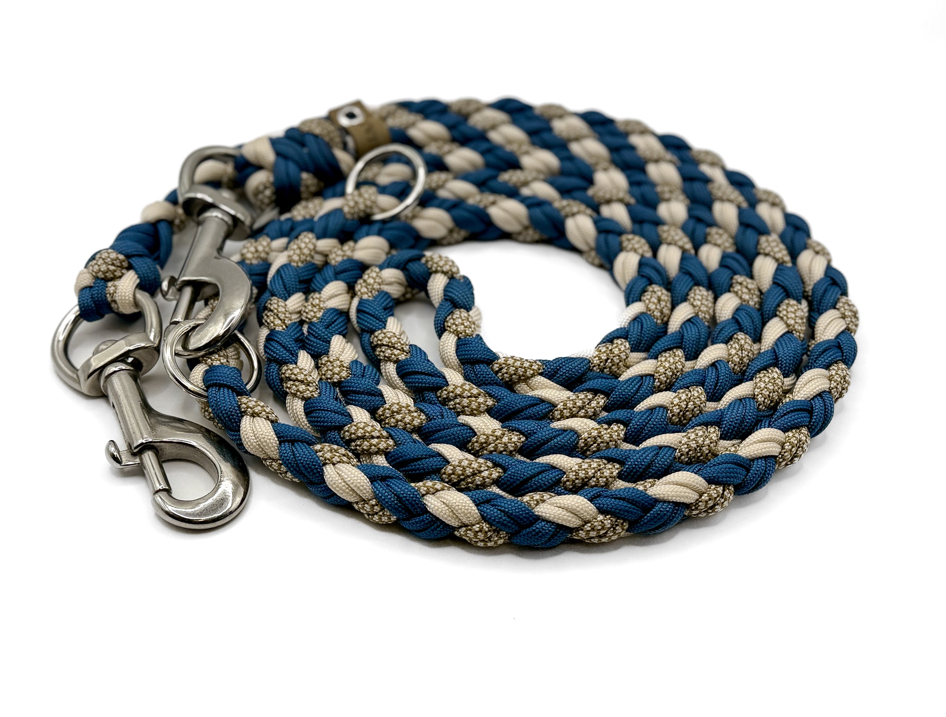Handgefertigte Hundeleine aus robustem Paracord in Blau, Beige und Naturtönen mit 2 stabilen Metallkarabinern und 3 Metallringen – hochwertig und langlebig.