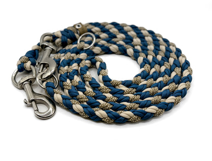 Handgefertigte Hundeleine aus robustem Paracord in Blau, Beige und Naturtönen mit 2 stabilen Metallkarabinern und 3 Metallringen – hochwertig und langlebig.