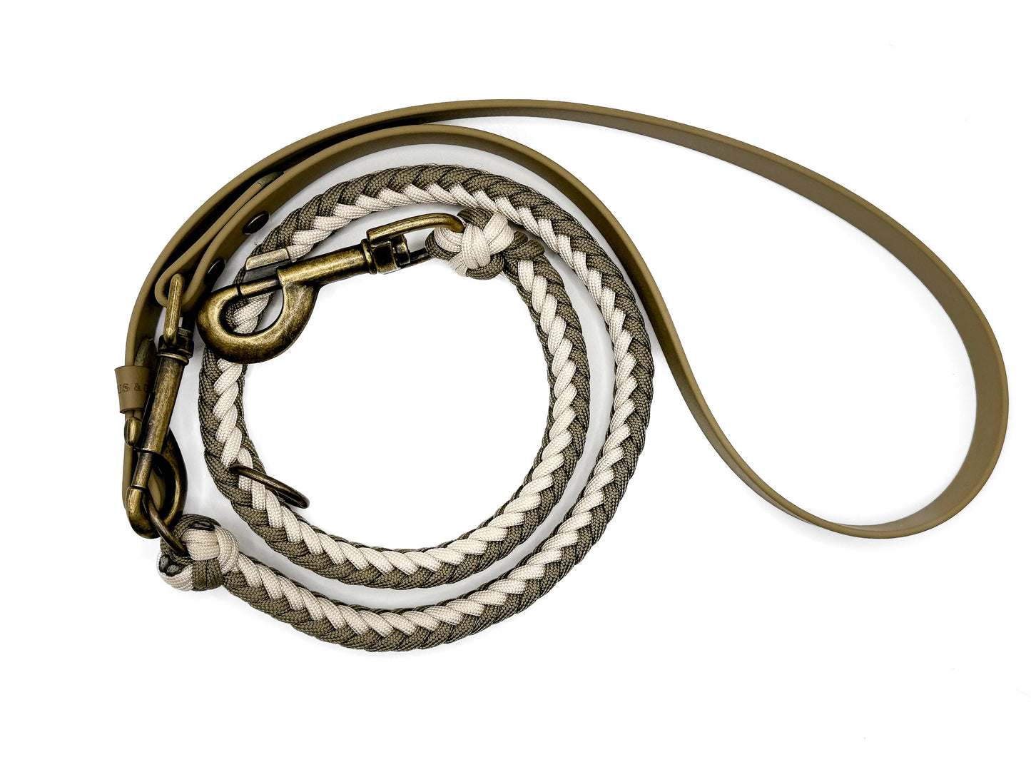 Handgefertigte Hundeleine aus Paracord und Biothane in Creamund Olivtönen mit antik-messingfarbenen Karabinern und 2 Ringen.