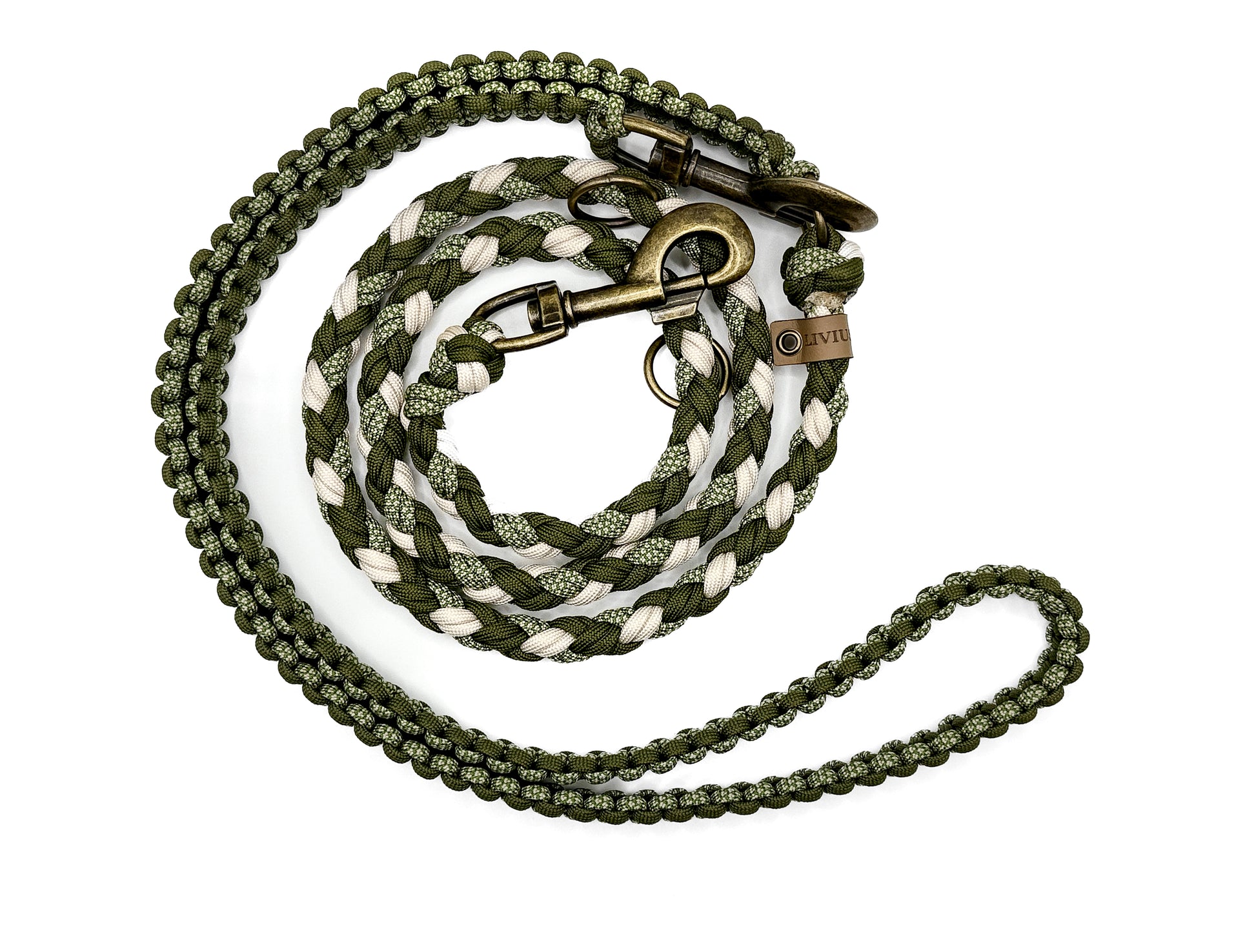 Handgefertigte Hundeleine aus Paracord in Cream und Grüntönen mit antik-messingfarbenen Karabinern und 3 Ringen.