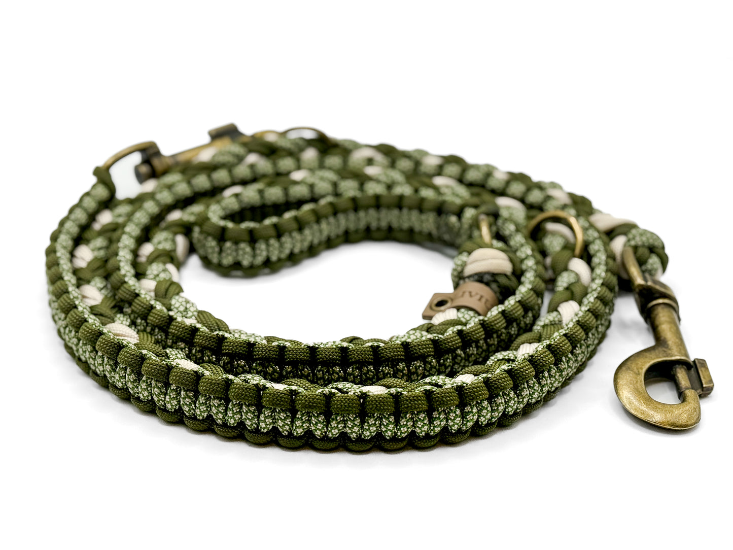 Handgefertigte Hundeleine aus Paracord in Cream und Grüntönen mit antik-messingfarbenen Karabinern und 3 Ringen.
