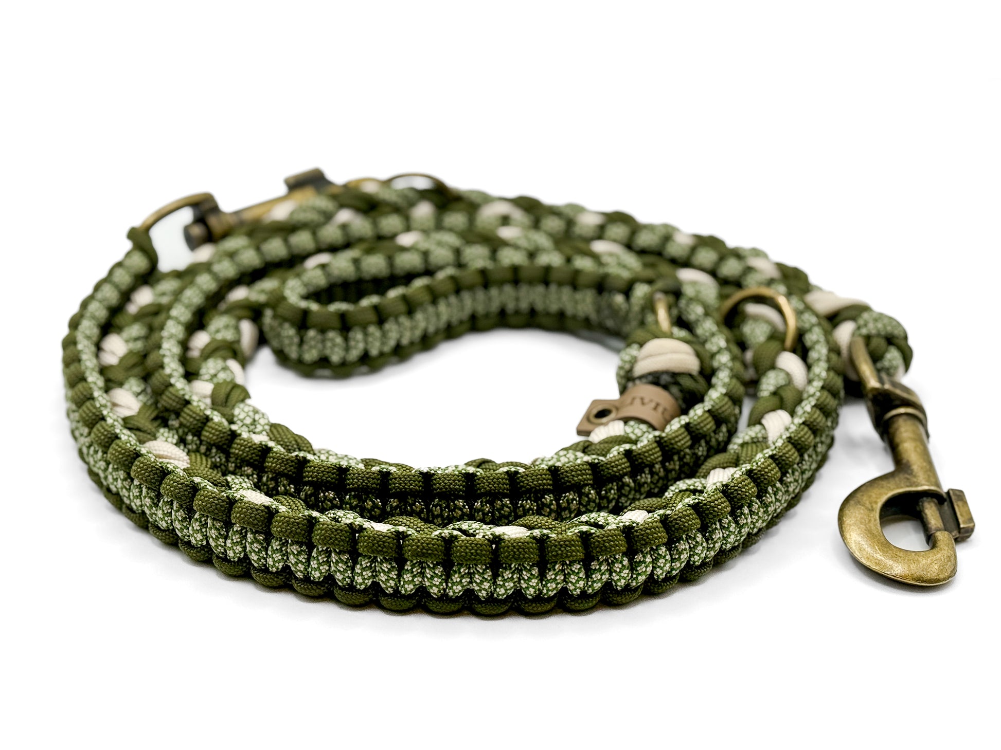Handgefertigte Hundeleine aus Paracord in Cream und Grüntönen mit antik-messingfarbenen Karabinern und 3 Ringen.