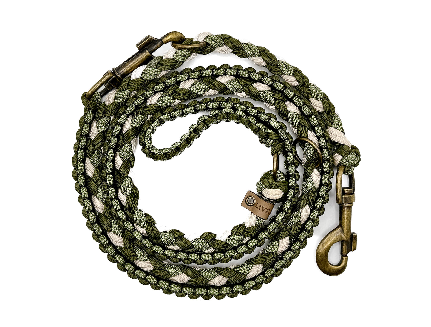 Handgefertigte Hundeleine aus Paracord in Cream und Grüntönen mit antik-messingfarbenen Karabinern und 3 Ringen.