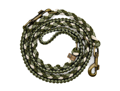 Handgefertigte Hundeleine aus Paracord in Cream und Grüntönen mit antik-messingfarbenen Karabinern und 3 Ringen.