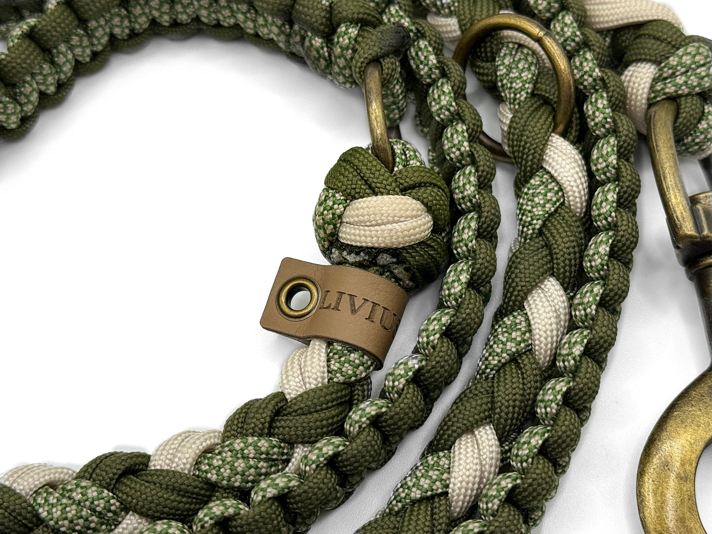 Handgefertigte Hundeleine aus Paracord in Cream und Grüntönen mit antik-messingfarbenen Karabinern und 3 Ringen.