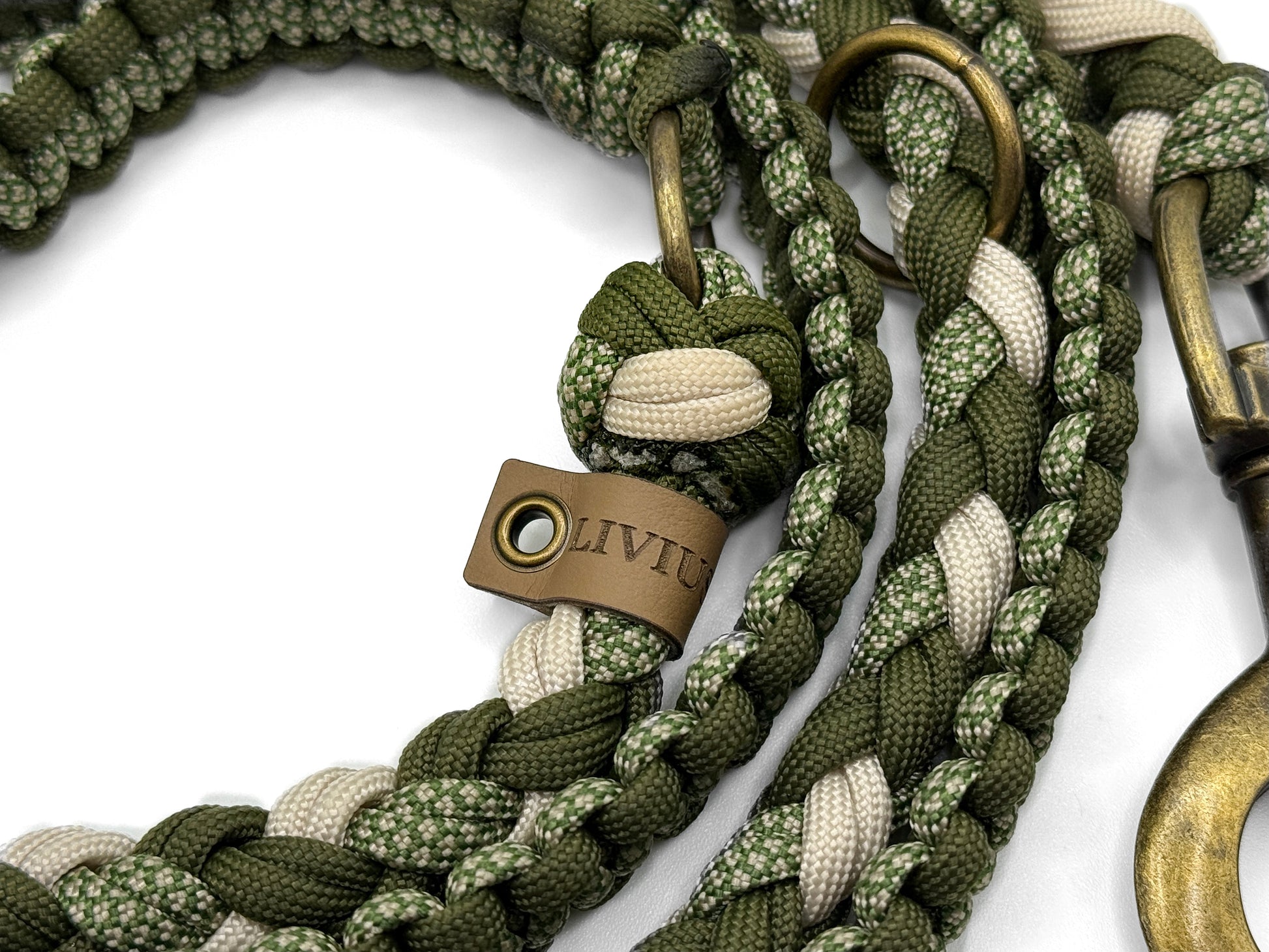 Handgefertigte Hundeleine aus Paracord in Cream und Grüntönen mit antik-messingfarbenen Karabinern und 3 Ringen.